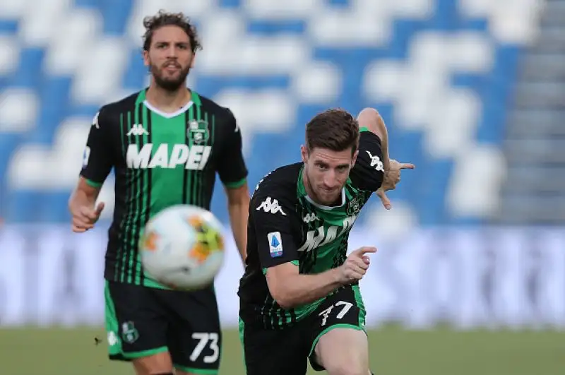 Si ferma il Verona, bloccato per  3-3 a Reggio Emilia dal Sassuolo: dopo un primo tempo senza reti, la ripresa è pirotecnica, con 6 gol. 