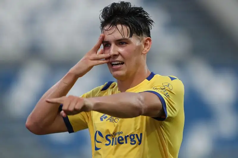 Si ferma il Verona, bloccato per  3-3 a Reggio Emilia dal Sassuolo: dopo un primo tempo senza reti, la ripresa è pirotecnica, con 6 gol. 