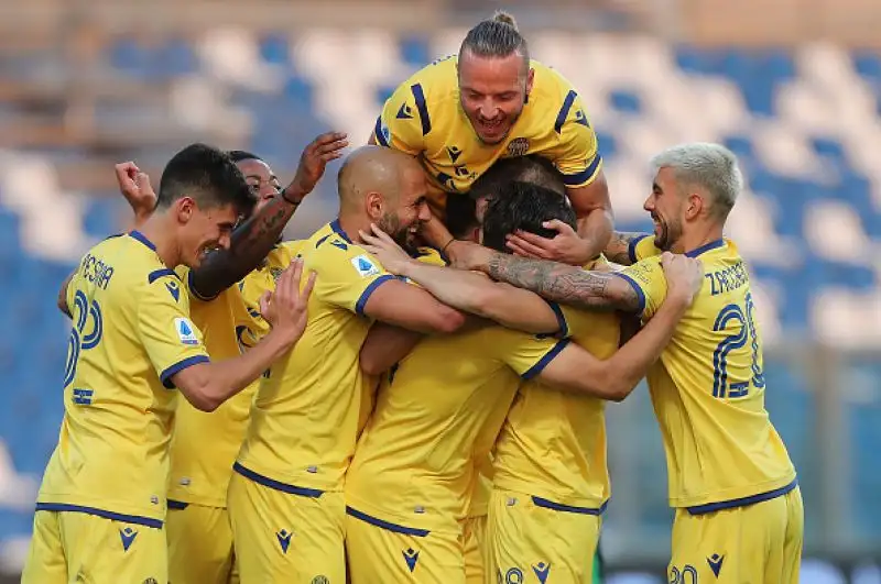 Si ferma il Verona, bloccato per  3-3 a Reggio Emilia dal Sassuolo: dopo un primo tempo senza reti, la ripresa è pirotecnica, con 6 gol. 