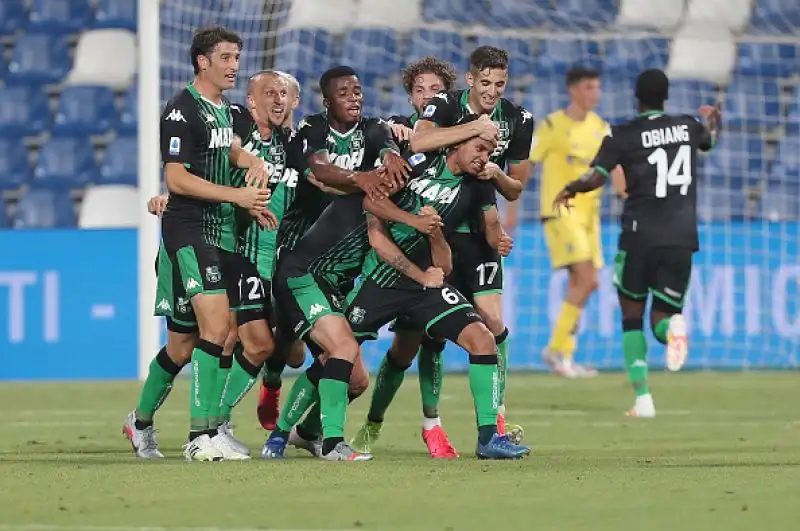 Si ferma il Verona, bloccato per  3-3 a Reggio Emilia dal Sassuolo: dopo un primo tempo senza reti, la ripresa è pirotecnica, con 6 gol. 