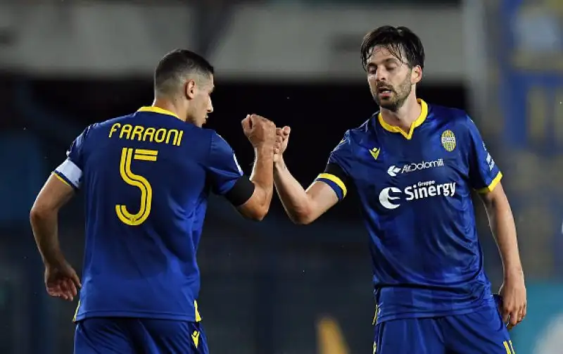 Dopo il doppio vantaggio dei padroni di casa: espulso Borini e gol di SImeone per gli ospiti.. A 20 dal termine l'espulsione di Cigarini ha ristabilito la parità numerica.