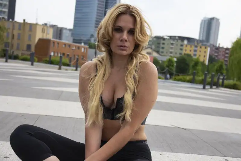 Le fotografie della modella, immortalata da Cristian Lovati in un contesto del tutto particolare.