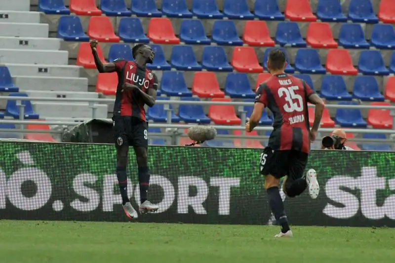 Padroni di casa in vantaggio nel finale del primo tempo con Barrow, pareggio degli ospiti nella ripresa con Simeone.