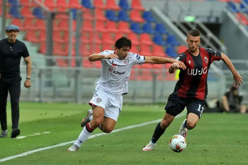 Padroni di casa in vantaggio nel finale del primo tempo con Barrow, pareggio degli ospiti nella ripresa con Simeone.