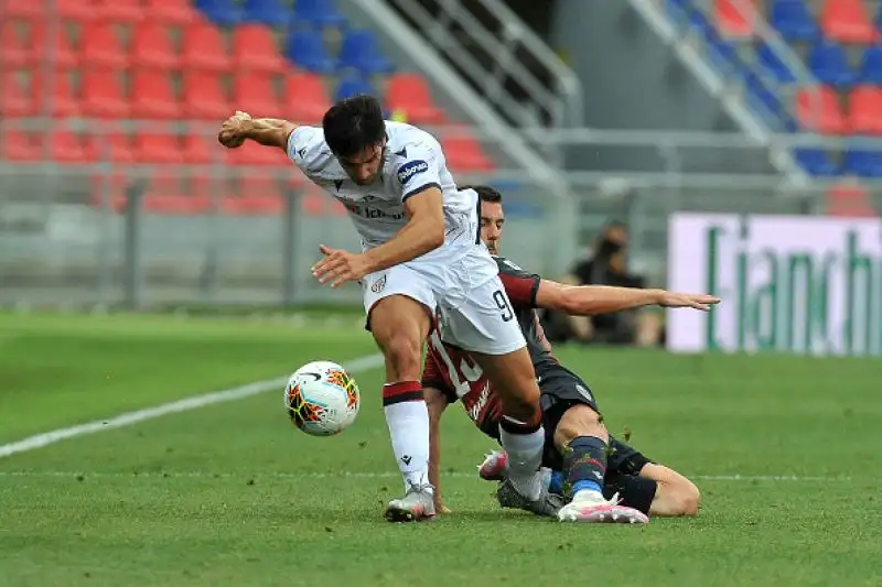 Padroni di casa in vantaggio nel finale del primo tempo con Barrow, pareggio degli ospiti nella ripresa con Simeone.