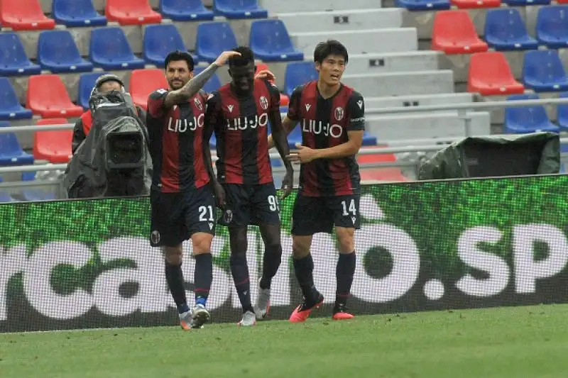 Padroni di casa in vantaggio nel finale del primo tempo con Barrow, pareggio degli ospiti nella ripresa con Simeone.