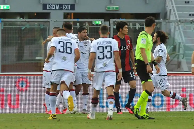 Padroni di casa in vantaggio nel finale del primo tempo con Barrow, pareggio degli ospiti nella ripresa con Simeone.
