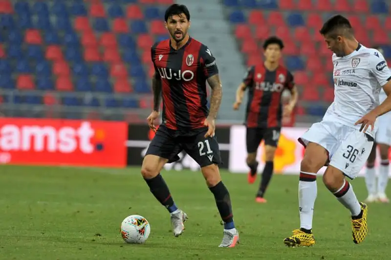 Padroni di casa in vantaggio nel finale del primo tempo con Barrow, pareggio degli ospiti nella ripresa con Simeone.