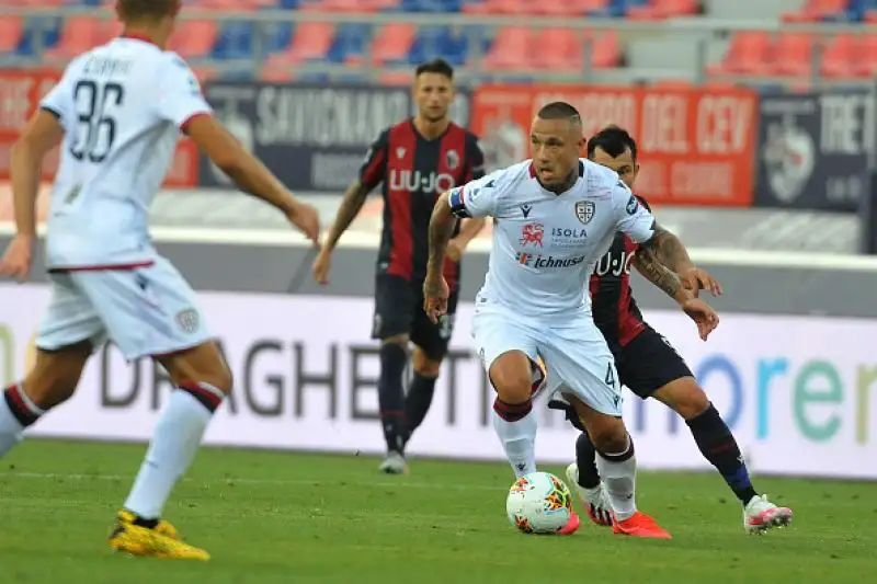 Padroni di casa in vantaggio nel finale del primo tempo con Barrow, pareggio degli ospiti nella ripresa con Simeone.