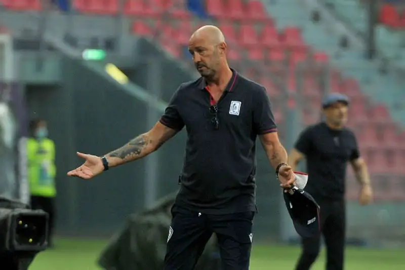 Padroni di casa in vantaggio nel finale del primo tempo con Barrow, pareggio degli ospiti nella ripresa con Simeone.