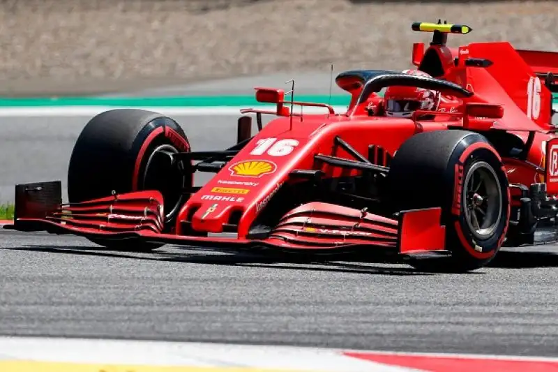Alle spalle delle Mercedes Max Verstappen, poi al quarto la McLaren di Norris. Fiasco Ferrari: Charles Leclerc è settimo, Sebastian Vettel addirittura undicesimo.