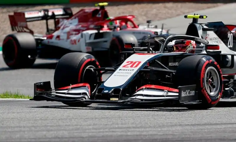 Alle spalle delle Mercedes Max Verstappen, poi al quarto la McLaren di Norris. Fiasco Ferrari: Charles Leclerc è settimo, Sebastian Vettel addirittura undicesimo.