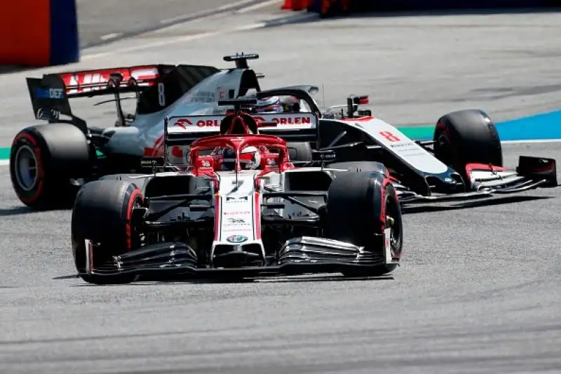 Alle spalle delle Mercedes Max Verstappen, poi al quarto la McLaren di Norris. Fiasco Ferrari: Charles Leclerc è settimo, Sebastian Vettel addirittura undicesimo.