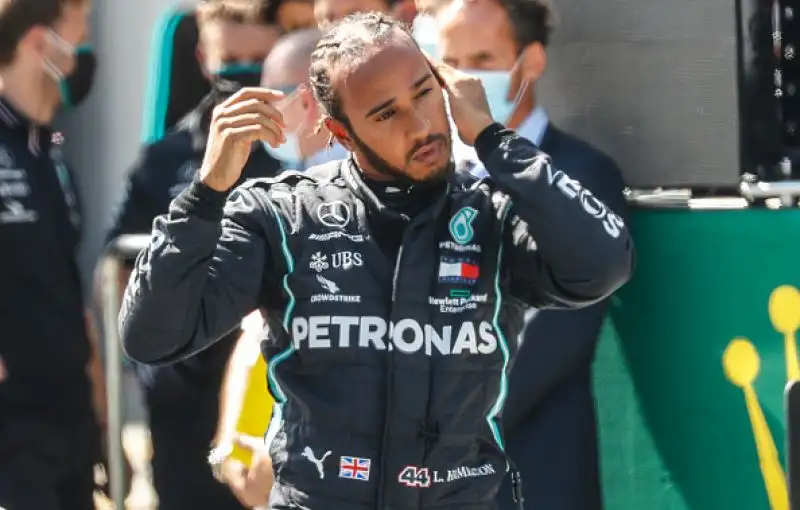 Alle spalle delle Mercedes Max Verstappen, poi al quarto la McLaren di Norris. Fiasco Ferrari: Charles Leclerc è settimo, Sebastian Vettel addirittura undicesimo.