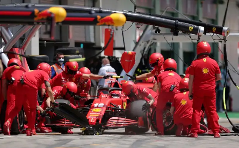 Alle spalle delle Mercedes Max Verstappen, poi al quarto la McLaren di Norris. Fiasco Ferrari: Charles Leclerc è settimo, Sebastian Vettel addirittura undicesimo.