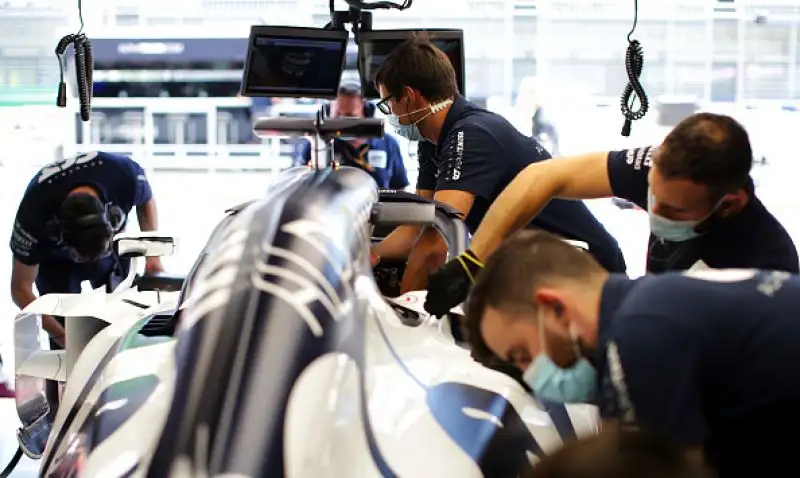 Alle spalle delle Mercedes Max Verstappen, poi al quarto la McLaren di Norris. Fiasco Ferrari: Charles Leclerc è settimo, Sebastian Vettel addirittura undicesimo.