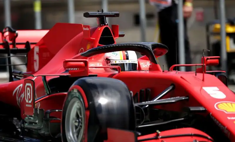 Alle spalle delle Mercedes Max Verstappen, poi al quarto la McLaren di Norris. Fiasco Ferrari: Charles Leclerc è settimo, Sebastian Vettel addirittura undicesimo.