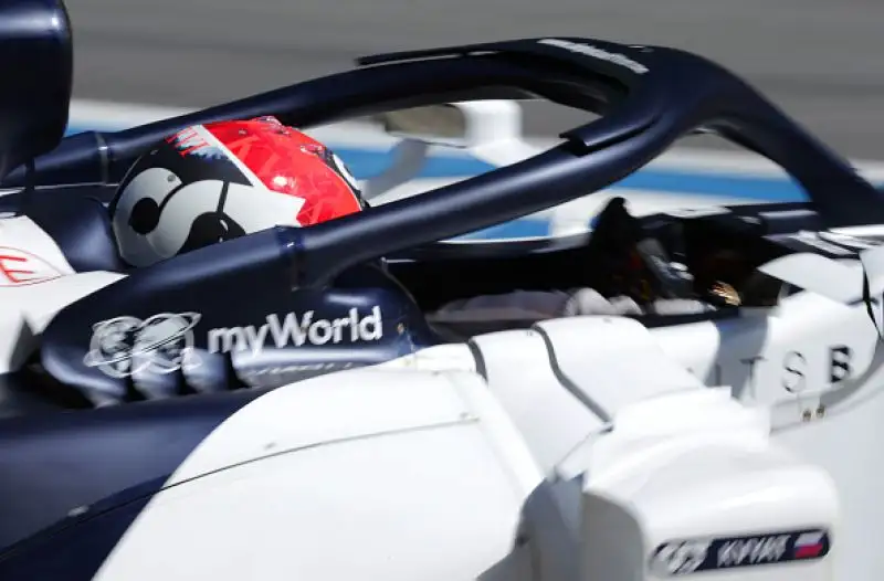 Alle spalle delle Mercedes Max Verstappen, poi al quarto la McLaren di Norris. Fiasco Ferrari: Charles Leclerc è settimo, Sebastian Vettel addirittura undicesimo.