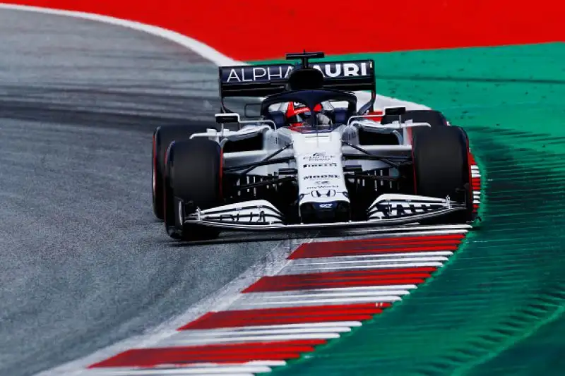 Alle spalle delle Mercedes Max Verstappen, poi al quarto la McLaren di Norris. Fiasco Ferrari: Charles Leclerc è settimo, Sebastian Vettel addirittura undicesimo.