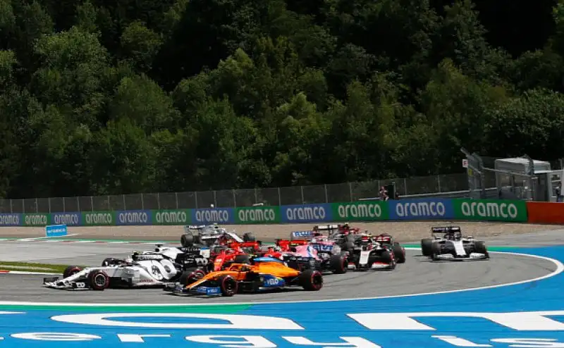 Hamilton ha vinto davanti a Bottas e Verstappen, Vettel e Leclerc entrano in contatto tra loro al primo giro e sono subito fuori gara.