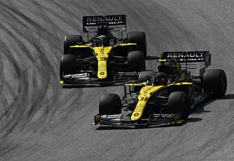 Hamilton ha vinto davanti a Bottas e Verstappen, Vettel e Leclerc entrano in contatto tra loro al primo giro e sono subito fuori gara.