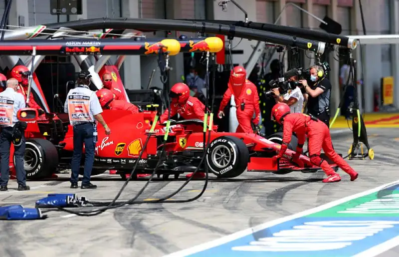 Hamilton ha vinto davanti a Bottas e Verstappen, Vettel e Leclerc entrano in contatto tra loro al primo giro e sono subito fuori gara.