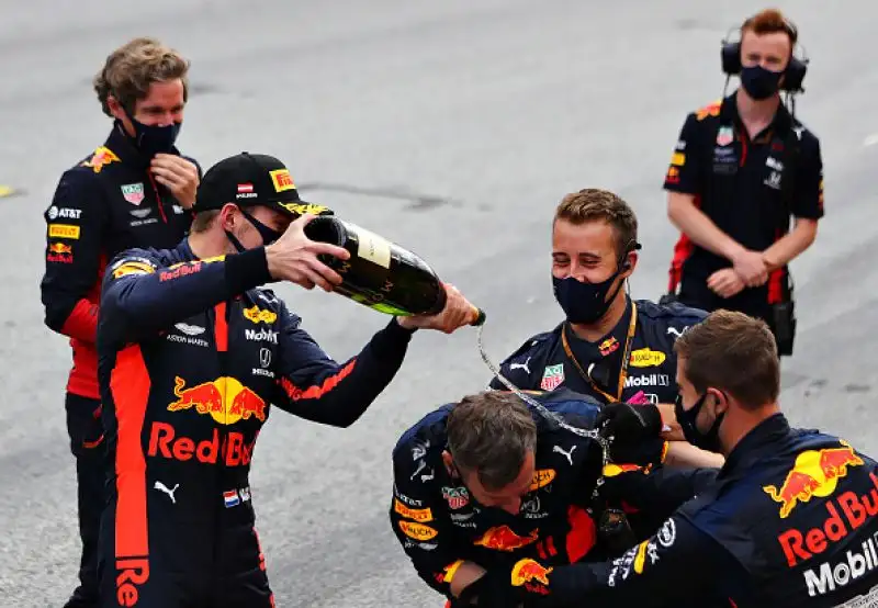 Hamilton ha vinto davanti a Bottas e Verstappen, Vettel e Leclerc entrano in contatto tra loro al primo giro e sono subito fuori gara.