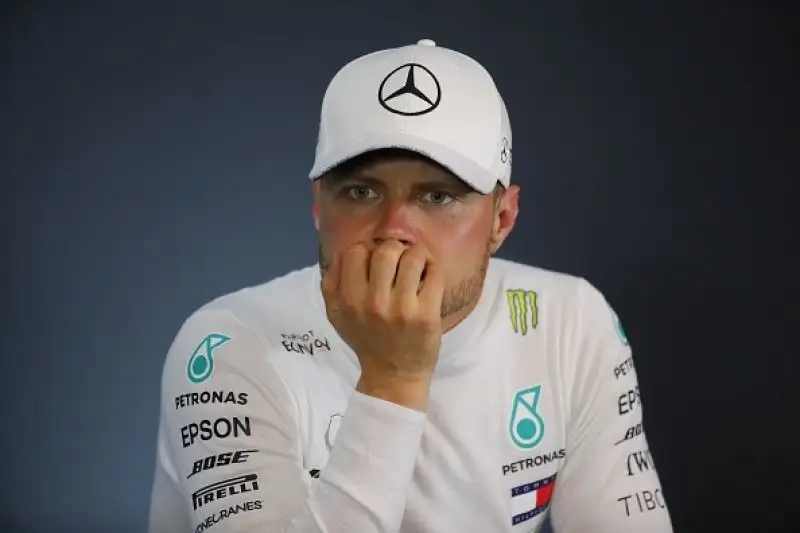 Dopo lo stop causato dalla pandemia di Coronavirus sono scese in pista finalmente le monoposto di F1, con la novità delle Mercedes in livrea nera.