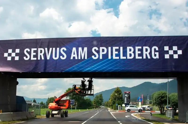 Dopo lo stop causato dalla pandemia di Coronavirus sono scese in pista finalmente le monoposto di F1, con la novità delle Mercedes in livrea nera.