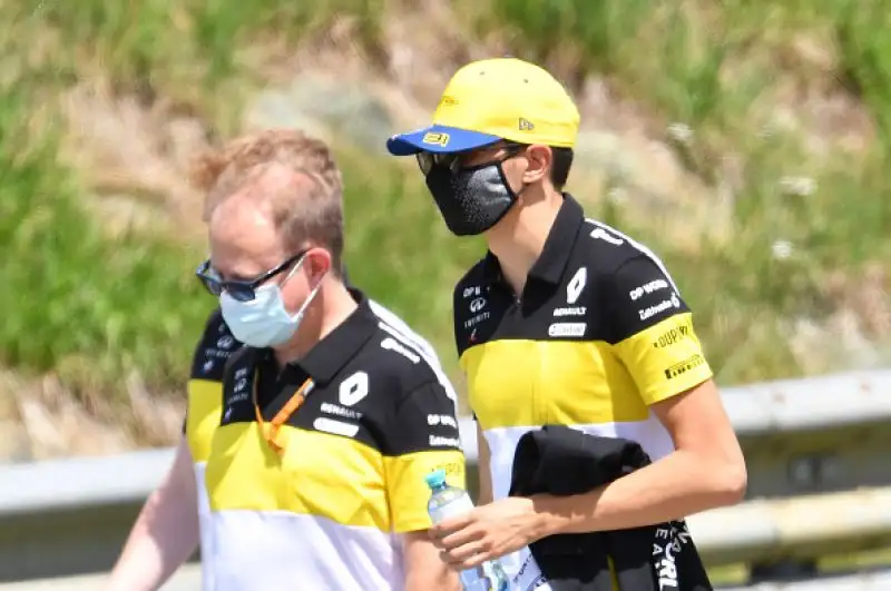 Dopo lo stop causato dalla pandemia di Coronavirus sono scese in pista finalmente le monoposto di F1, con la novità delle Mercedes in livrea nera.
