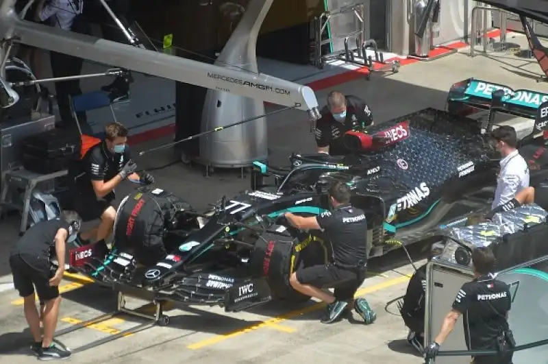 Dopo lo stop causato dalla pandemia di Coronavirus sono scese in pista finalmente le monoposto di F1, con la novità delle Mercedes in livrea nera.