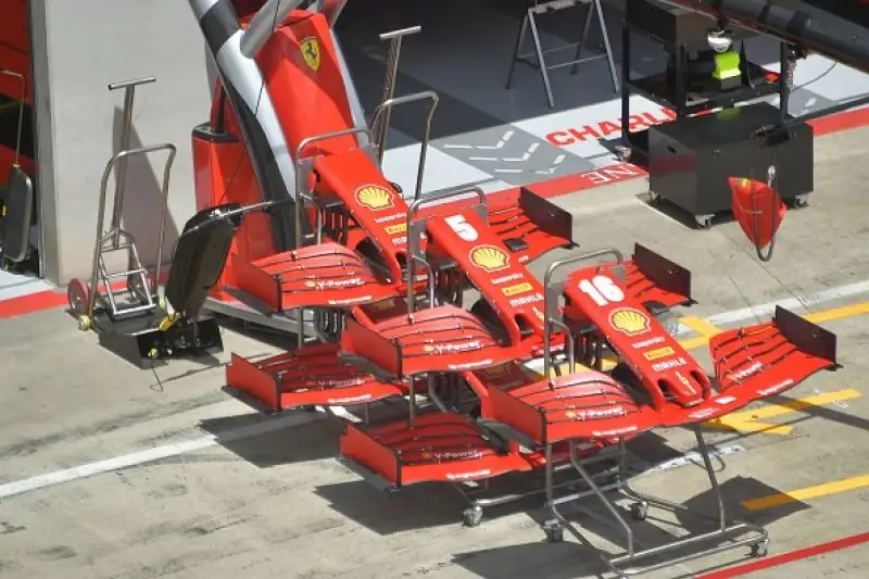 Dopo lo stop causato dalla pandemia di Coronavirus sono scese in pista finalmente le monoposto di F1, con la novità delle Mercedes in livrea nera.