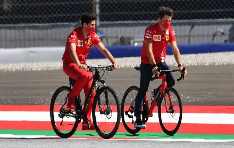 Dopo lo stop causato dalla pandemia di Coronavirus sono scese in pista finalmente le monoposto di F1, con la novità delle Mercedes in livrea nera.