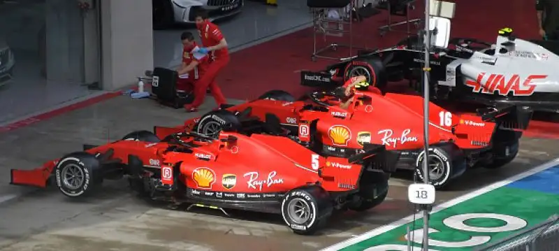 Dopo lo stop causato dalla pandemia di Coronavirus sono scese in pista finalmente le monoposto di F1, con la novità delle Mercedes in livrea nera.