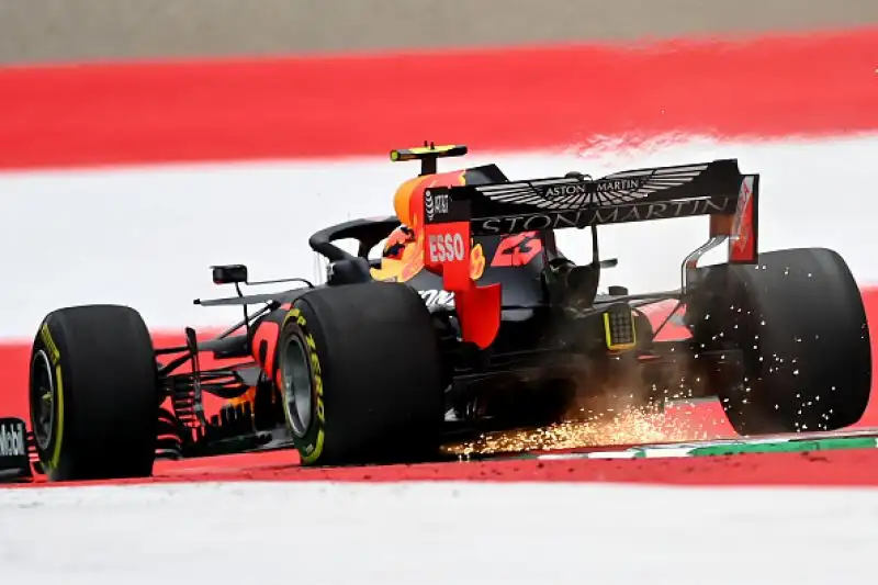 Dopo lo stop causato dalla pandemia di Coronavirus sono scese in pista finalmente le monoposto di F1, con la novità delle Mercedes in livrea nera.