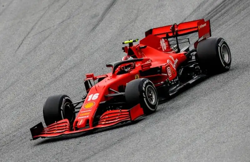 Dopo lo stop causato dalla pandemia di Coronavirus sono scese in pista finalmente le monoposto di F1, con la novità delle Mercedes in livrea nera.