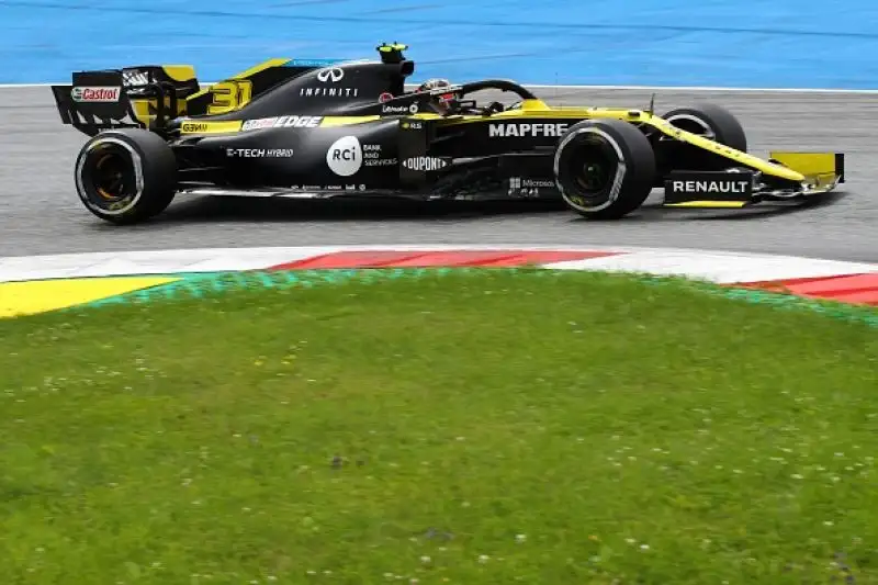 Dopo lo stop causato dalla pandemia di Coronavirus sono scese in pista finalmente le monoposto di F1, con la novità delle Mercedes in livrea nera.