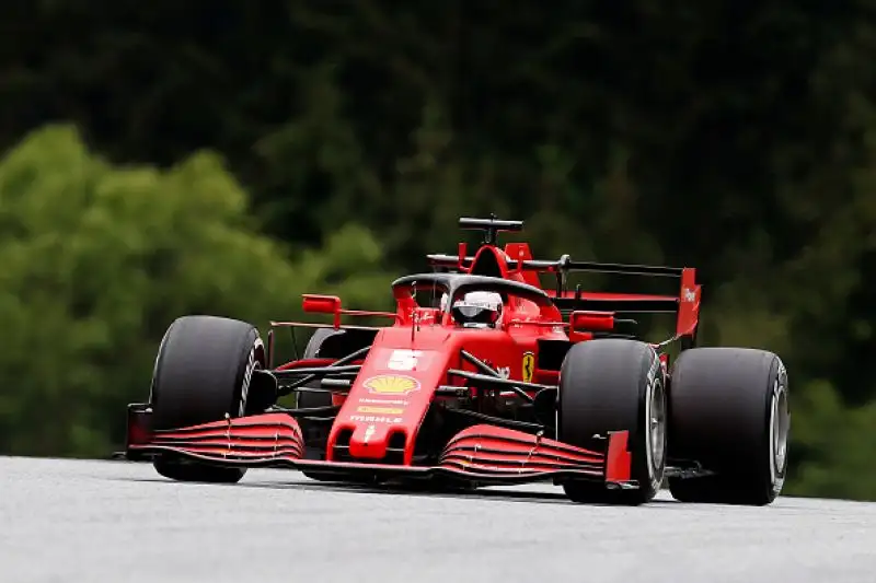 Dopo lo stop causato dalla pandemia di Coronavirus sono scese in pista finalmente le monoposto di F1, con la novità delle Mercedes in livrea nera.