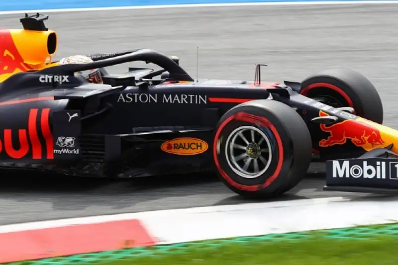 Dopo lo stop causato dalla pandemia di Coronavirus sono scese in pista finalmente le monoposto di F1, con la novità delle Mercedes in livrea nera.