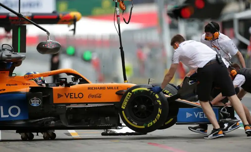 Dopo lo stop causato dalla pandemia di Coronavirus sono scese in pista finalmente le monoposto di F1, con la novità delle Mercedes in livrea nera.