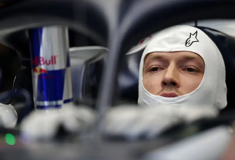 Dopo lo stop causato dalla pandemia di Coronavirus sono scese in pista finalmente le monoposto di F1, con la novità delle Mercedes in livrea nera.