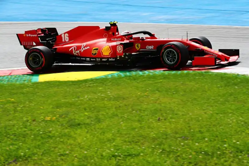 Dopo lo stop causato dalla pandemia di Coronavirus sono scese in pista finalmente le monoposto di F1, con la novità delle Mercedes in livrea nera.