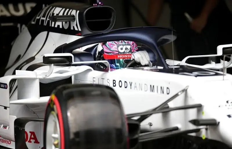 Dopo lo stop causato dalla pandemia di Coronavirus sono scese in pista finalmente le monoposto di F1, con la novità delle Mercedes in livrea nera.