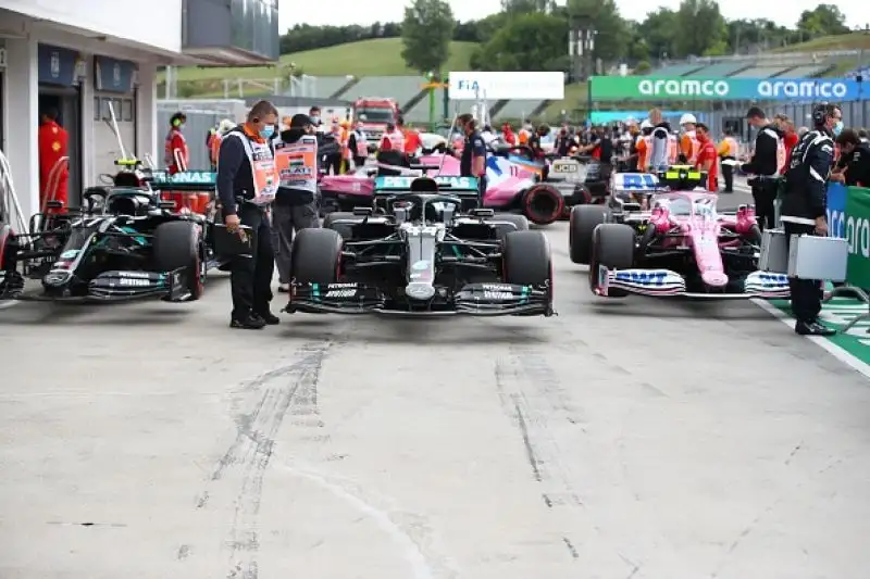 Il britannico ha preceduto il compagno di scuderia, Stroll e Perez, le Ferrari in terza fila con Vettel a Leclerc.