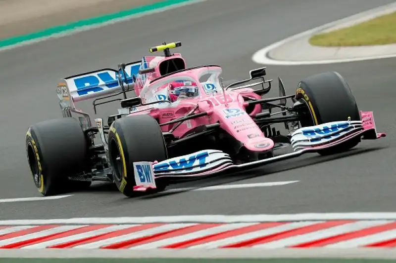 Il britannico ha preceduto il compagno di scuderia, Stroll e Perez, le Ferrari in terza fila con Vettel a Leclerc.