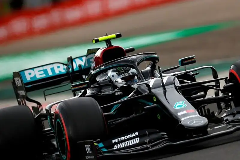 Il britannico ha preceduto il compagno di scuderia, Stroll e Perez, le Ferrari in terza fila con Vettel a Leclerc.