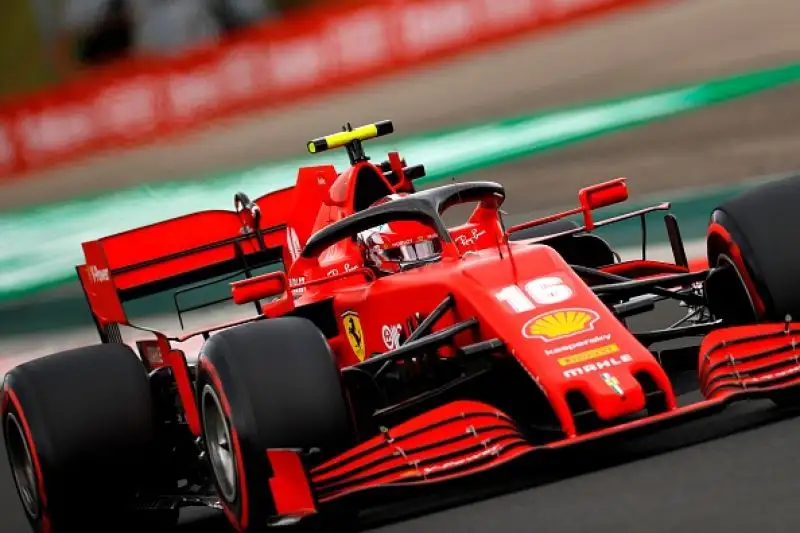 Il britannico ha preceduto il compagno di scuderia, Stroll e Perez, le Ferrari in terza fila con Vettel a Leclerc.