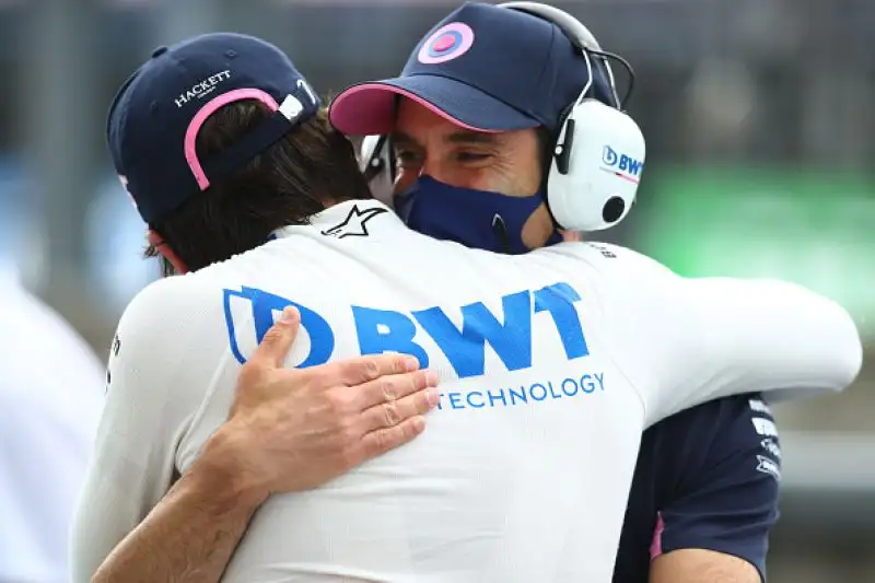 Il britannico ha preceduto il compagno di scuderia, Stroll e Perez, le Ferrari in terza fila con Vettel a Leclerc.