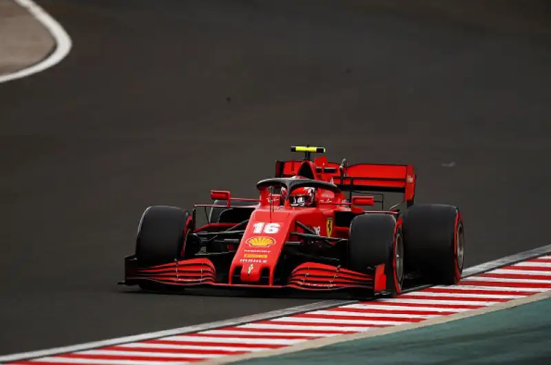 Il britannico ha preceduto il compagno di scuderia, Stroll e Perez, le Ferrari in terza fila con Vettel a Leclerc.