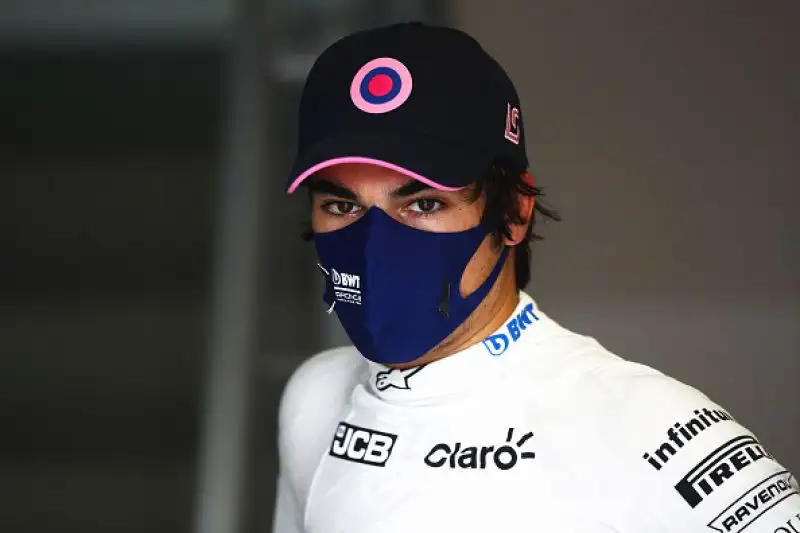 Il britannico ha preceduto il compagno di scuderia, Stroll e Perez, le Ferrari in terza fila con Vettel a Leclerc.